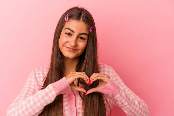 Giovane Donna Caucasica Isolata Sfondo Rosa Sorridente Mostrando Una Forma — Foto Stock