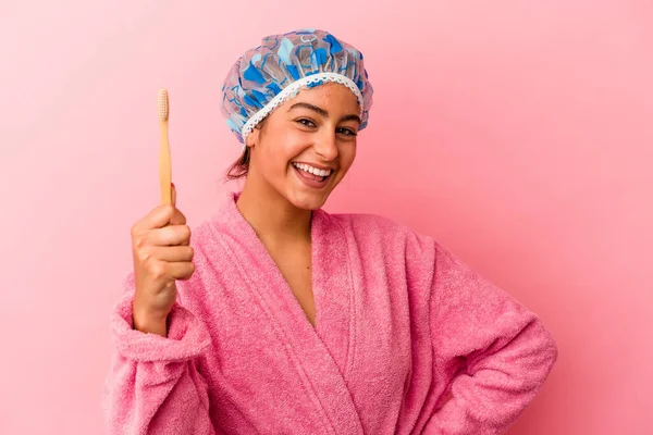 Junge Kaukasische Frau Mit Zahnbürste Auf Rosa Hintergrund — Stockfoto