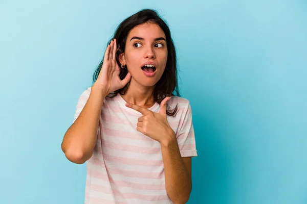 Joven Mujer Caucásica Aislada Sobre Fondo Azul Tratando Escuchar Chisme —  Fotos de Stock