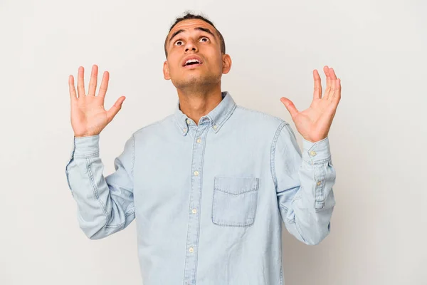 Young Venezuelan Man Isolated White Background Screaming Sky Looking Frustrated — Stock Photo, Image