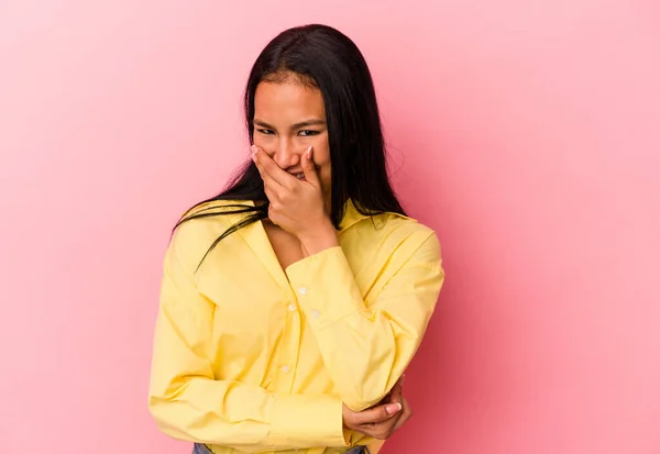 Молодая Венесуэльская Женщина Розовом Фоне Смеется Счастливой Беззаботной Естественной Эмоцией — стоковое фото