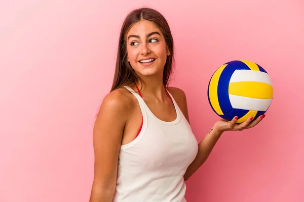 Giovane Donna Caucasica Possesso Una Palla Pallavolo Isolato Sfondo Rosa — Foto Stock