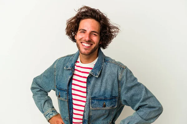 Jovem Caucasiano Isolado Fundo Branco Feliz Sorridente Alegre — Fotografia de Stock