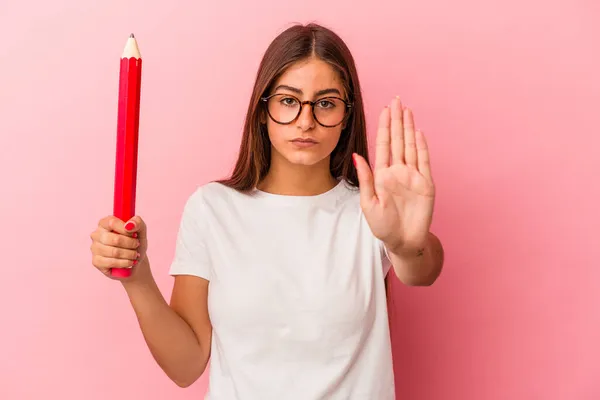 분홍색 배경에 고립되어 커다란 연필을 표시를 원시인은 당신을 — 스톡 사진