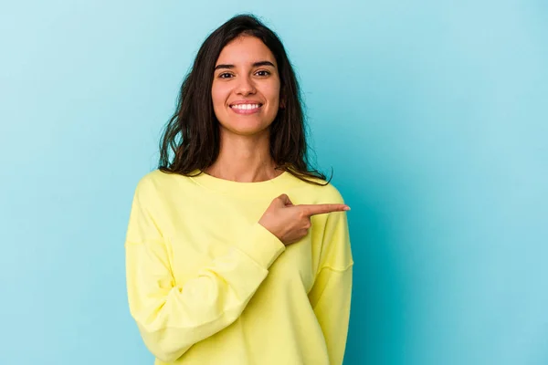 Giovane Donna Caucasica Isolato Sfondo Blu Sorridente Indicando Parte Mostrando — Foto Stock