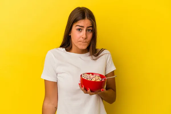 Mulher Branca Jovem Segurando Cereais Isolados Fundo Amarelo Encolhe Ombros — Fotografia de Stock