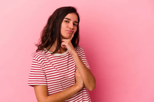 Giovane Donna Caucasica Isolata Sfondo Rosa Contemplare Pianificare Una Strategia — Foto Stock