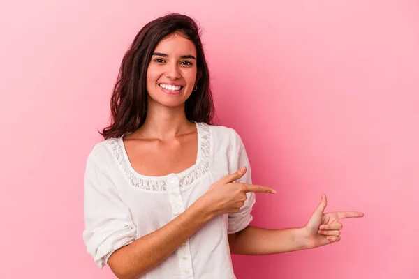 Pembe Arka Planda Izole Edilmiş Genç Beyaz Kadın Işaret Parmaklarıyla — Stok fotoğraf