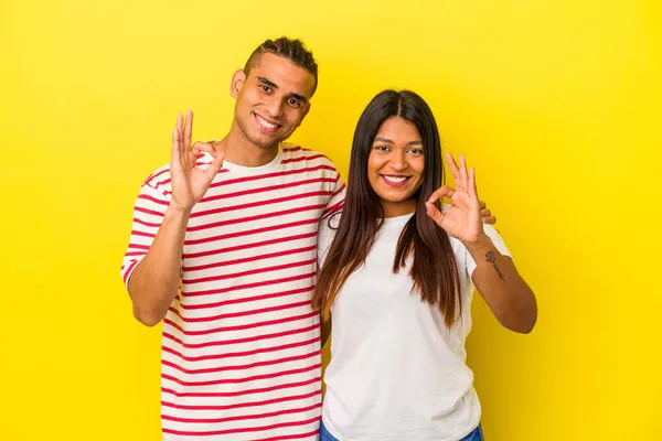 年轻的拉丁夫妇在黄色的背景上孤立无援 快乐而自信地展示着好的姿态 — 图库照片