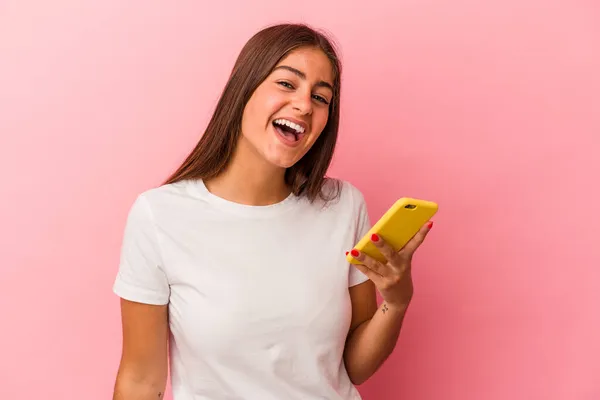 Молодая Белая Женщина Мобильным Телефоном Розовом Фоне Смеется Веселится — стоковое фото