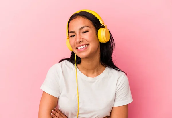 Joven Venezolana Escuchando Música Aislada Sobre Fondo Rosa Riendo Divirtiéndose — Foto de Stock