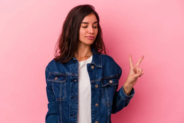 Jonge Blanke Vrouw Geïsoleerd Roze Achtergrond Vreugdevol Zorgeloos Tonen Een — Stockfoto