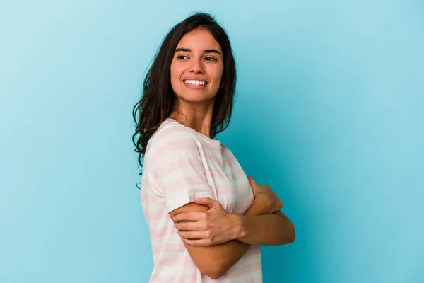 Mujer Joven Caucásica Aislada Sobre Fondo Azul Sonriendo Confiada Con — Foto de Stock
