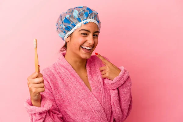 Joven Mujer Caucásica Sosteniendo Cepillo Dientes Aislado Sobre Fondo Rosa —  Fotos de Stock