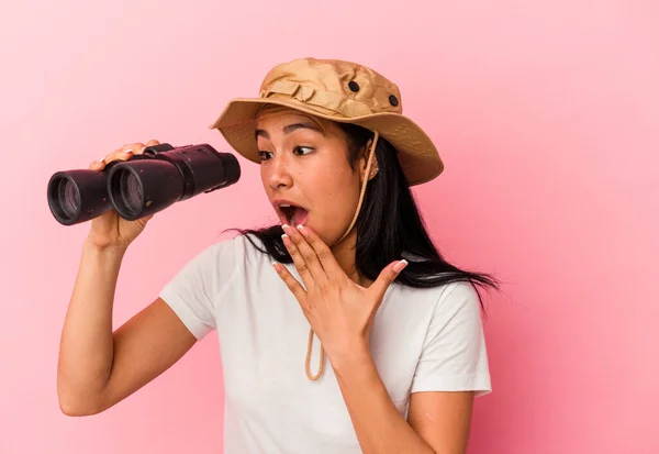 Junge Mischlingsforscherin Mit Fernglas Isoliert Auf Rosa Hintergrund — Stockfoto