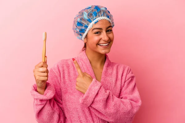 Joven Mujer Caucásica Sosteniendo Cepillo Dientes Aislado Sobre Fondo Rosa —  Fotos de Stock