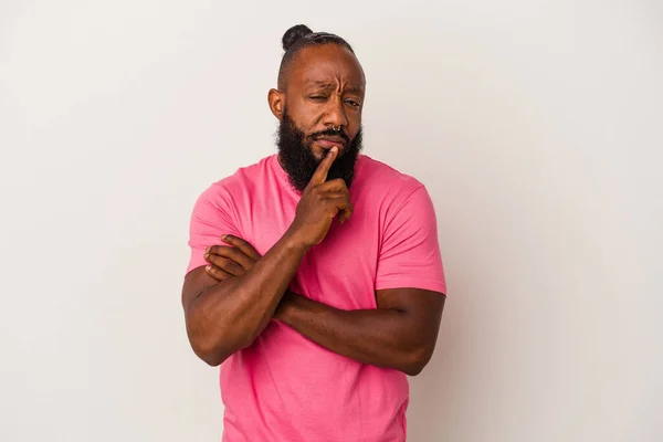 African American Man Beard Isolated Pink Background Looking Sideways Doubtful — Stock Photo, Image