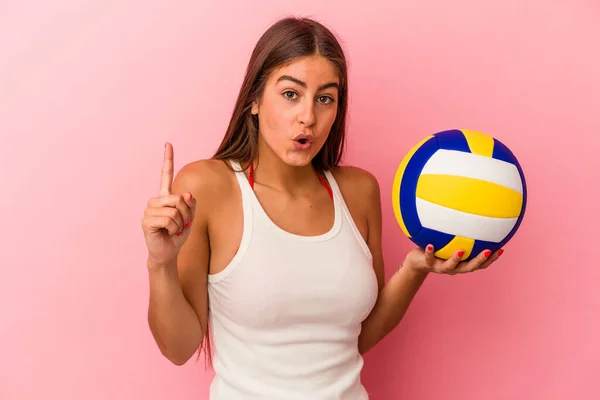 Giovane Donna Caucasica Possesso Una Palla Pallavolo Isolato Sfondo Rosa — Foto Stock