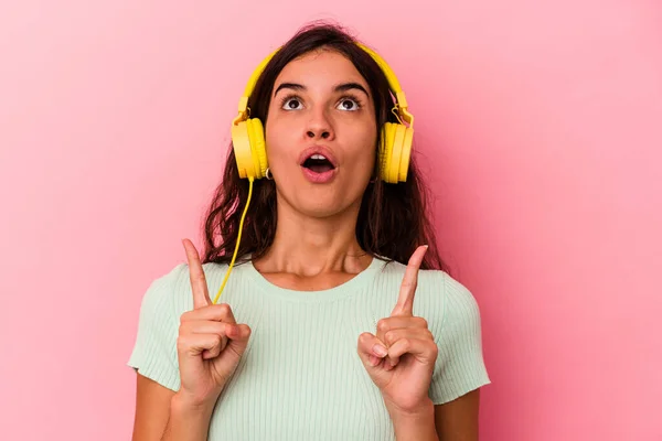Νεαρή Καυκάσια Γυναίκα Ακούει Μουσική Απομονωμένη Ροζ Φόντο Δείχνοντας Ανάποδα — Φωτογραφία Αρχείου