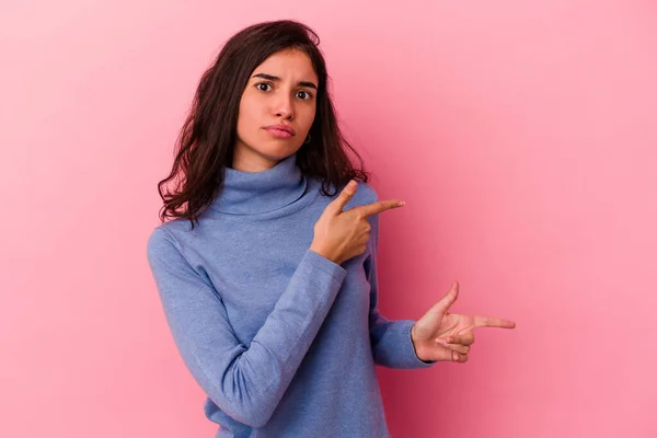 Mulher Caucasiana Jovem Isolado Fundo Rosa Chocado Apontando Com Dedos — Fotografia de Stock