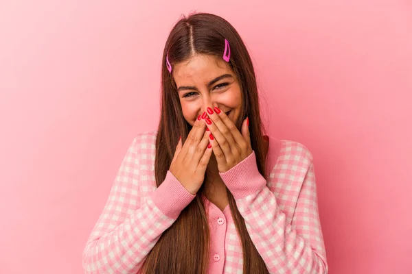 Jeune Femme Caucasienne Isolée Sur Fond Rose Riant Quelque Chose — Photo