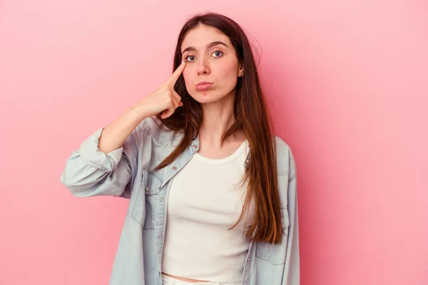 Ung Kaukasisk Kvinna Isolerad Rosa Bakgrund Gråter Missnöjd Med Något — Stockfoto