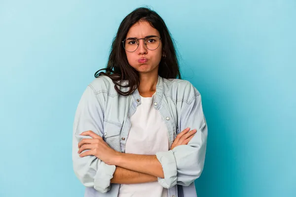 Ung Kaukasisk Kvinna Isolerad Blå Bakgrund Blåser Kinder Har Trött — Stockfoto