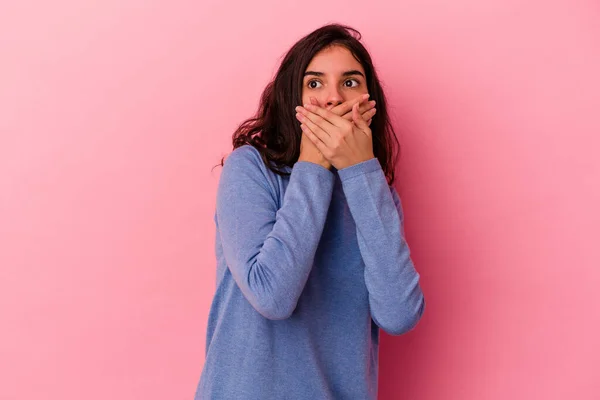 Mulher Branca Jovem Isolado Fundo Rosa Pensativo Olhando Para Espaço — Fotografia de Stock