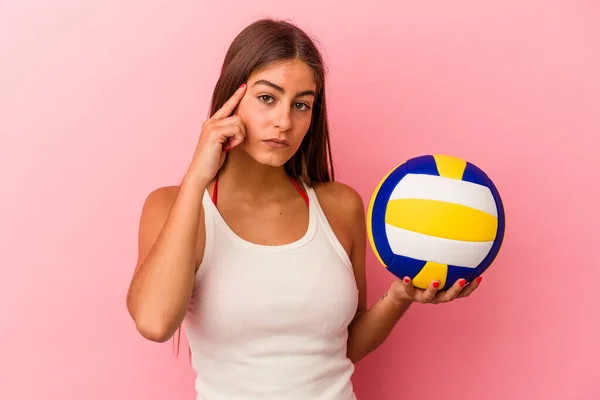 Joven Mujer Caucásica Sosteniendo Una Pelota Voleibol Aislada Sobre Fondo — Foto de Stock