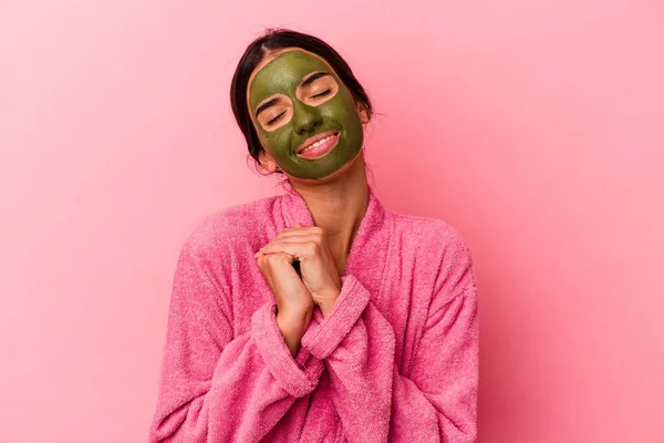 身穿浴衣 戴着粉色背景面具的年轻高加索女人 — 图库照片