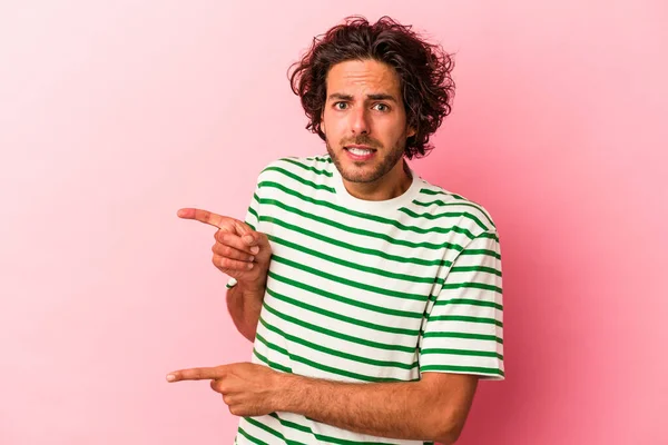 Young Caucasian Man Isolated Pink Bakcground Shocked Pointing Index Fingers — Stock Photo, Image