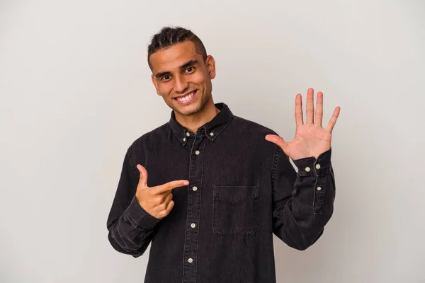 Junger Venezolanischer Mann Auf Weißem Hintergrund Isoliert Lächelnd Fröhlich Nummer — Stockfoto