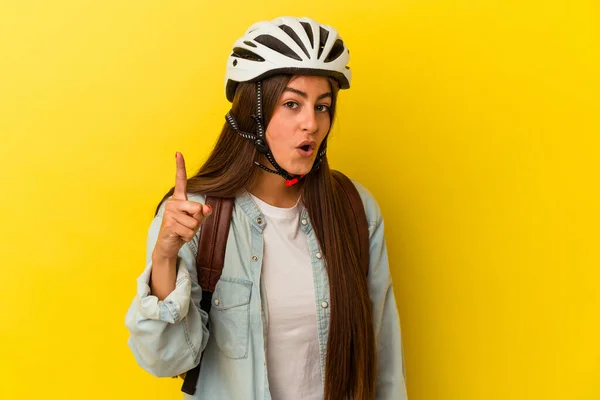 Νεαρή Φοιτήτρια Καυκάσια Γυναίκα Που Φοράει Κράνος Ποδηλάτου Απομονωμένη Κίτρινο — Φωτογραφία Αρχείου