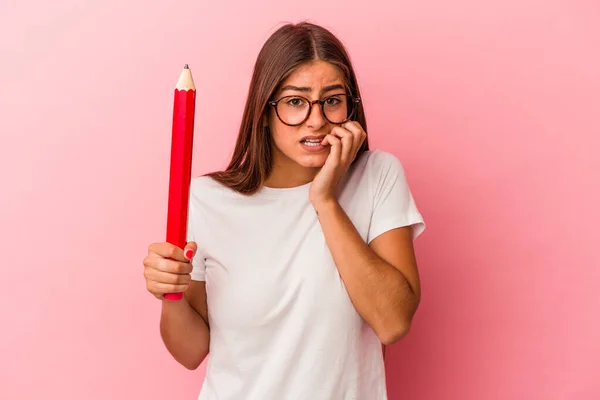 Mujer Caucásica Joven Sosteniendo Lápiz Grande Aislado Sobre Fondo Rosa —  Fotos de Stock