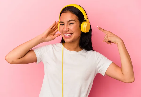 Jovem Venezuelana Ouvindo Música Isolada Fundo Rosa — Fotografia de Stock