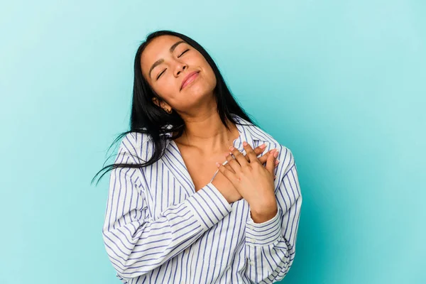 Mujer Venezolana Joven Aislada Sobre Fondo Azul Tiene Expresión Amistosa — Foto de Stock