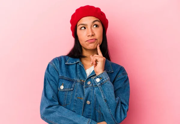 Mujer Venezolana Joven Aislada Sobre Fondo Rosa Mirando Lado Con —  Fotos de Stock