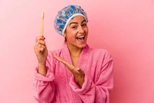 Joven Mujer Caucásica Sosteniendo Cepillo Dientes Aislado Sobre Fondo Rosa —  Fotos de Stock