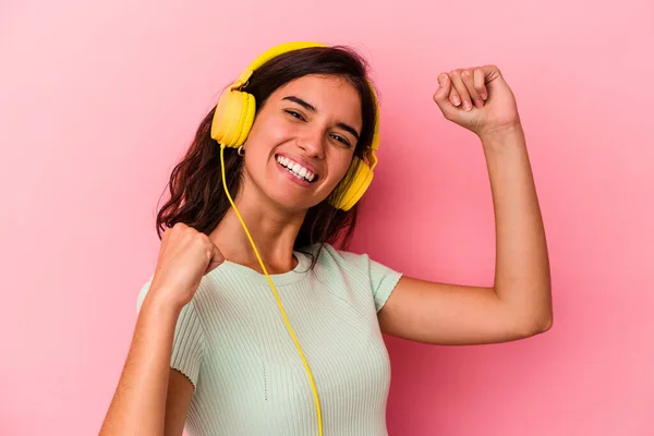 Νεαρή Καυκάσια Γυναίκα Ακούει Μουσική Απομονωμένη Ροζ Φόντο Υψώνοντας Γροθιά — Φωτογραφία Αρχείου