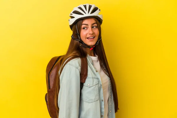 배경에 고립된 자전거 헬멧을 학생은 미소짓고 명랑하고 모습을 바라본다 — 스톡 사진