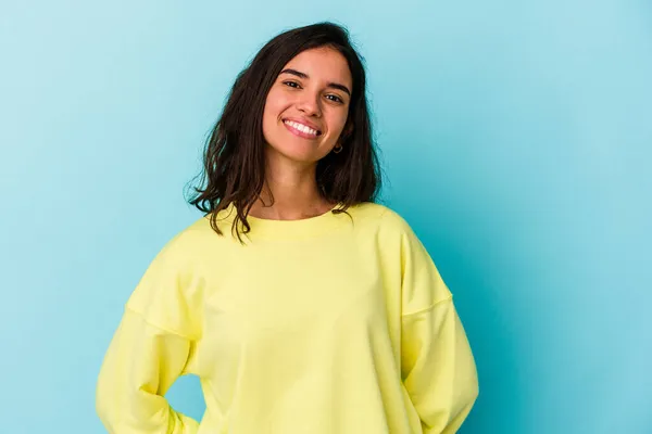 Joven Mujer Caucásica Aislada Sobre Fondo Azul Feliz Sonriente Alegre — Foto de Stock