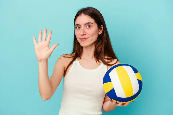 Молода Біла Жінка Грає Волейбол Ізольовано Синьому Фоні Усміхнений Веселий — стокове фото