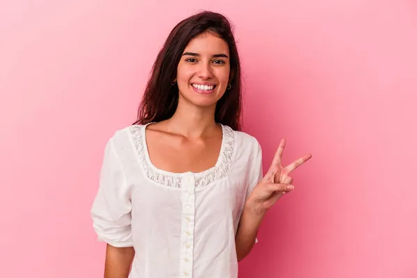 Jovem Caucasiana Isolada Sobre Fundo Rosa Mostrando Sinal Vitória Sorrindo — Fotografia de Stock