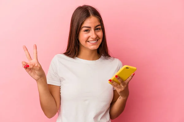 Молодая Белая Женщина Держит Мобильный Телефон Изолированный Розовом Фоне Показывая — стоковое фото