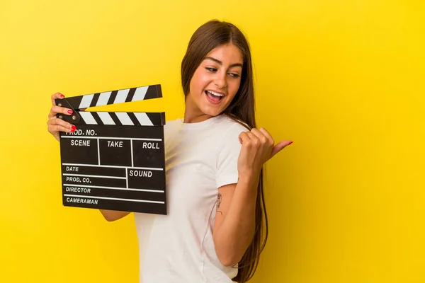 Mulher Caucasiana Jovem Segurando Palmas Isoladas Pontos Fundo Branco Com — Fotografia de Stock