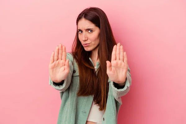 Mulher Caucasiana Jovem Isolado Fundo Rosa Com Mão Estendida Mostrando — Fotografia de Stock