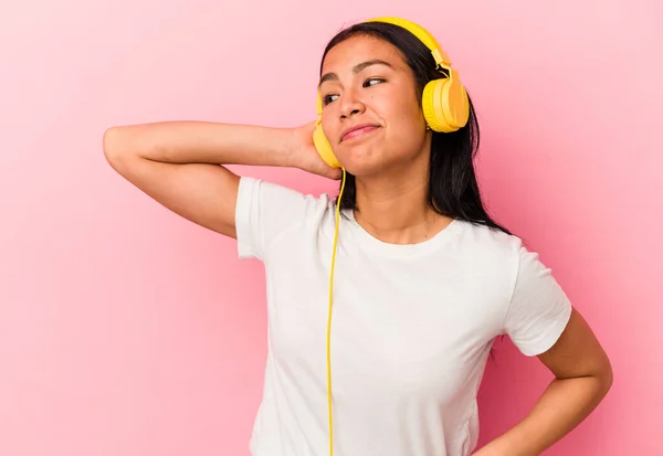 Jovem Venezuelana Ouvindo Música Isolada Fundo Rosa Tocando Parte Trás — Fotografia de Stock