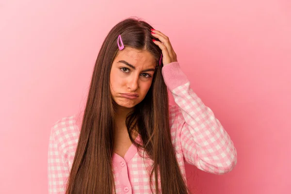 Junge Kaukasische Frau Isoliert Auf Rosa Hintergrund Schockiert Sie Erinnert — Stockfoto