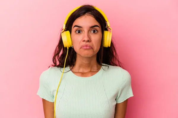 Νεαρή Καυκάσια Γυναίκα Που Ακούει Μουσική Απομονωμένη Ροζ Φόντο Ανασηκώνει — Φωτογραφία Αρχείου