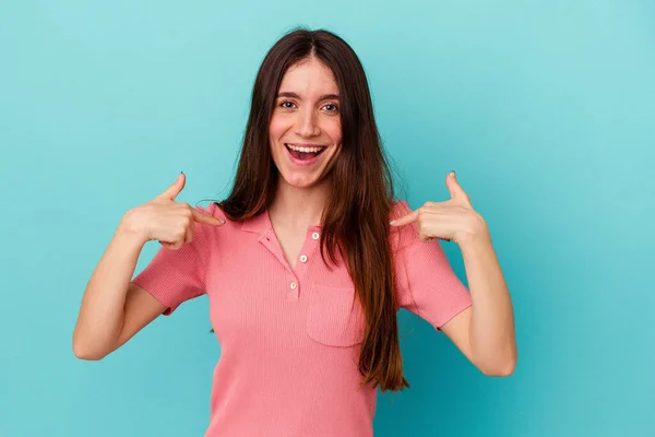 Young Caucasian Woman Isolated Blue Background Surprised Pointing Finger Smiling — Stock Photo, Image